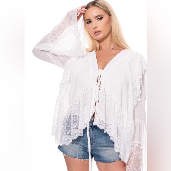 Elegant White Lace Blouse - Picture 3 of 3